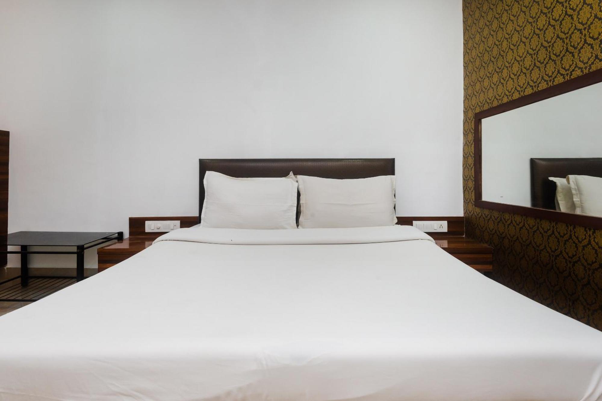 OYO 37530 Selfie Dhaba Hotel Sasupada Bagian luar foto
